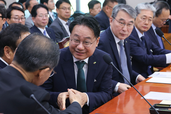 [국감] 인사나누는 이성훈 한국토지주택공사 사장