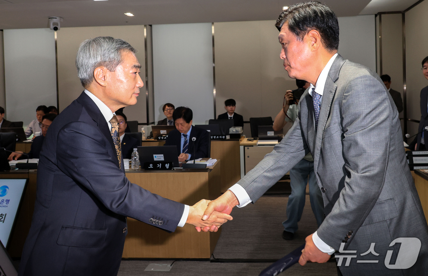 (서울=뉴스1) 박정호 기자 = 신현송 한국은행 총재(왼쪽)가 12일 오전 서울시 중구 남대문로 한국은행에서 열린 국회 재정경제기획위원회의 한국은행 국정감사에서 조승래 위원장에게 …
