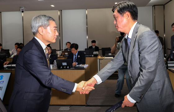 [국감] 악수 나누는 신현송 한은 총재와 조승래 위원장