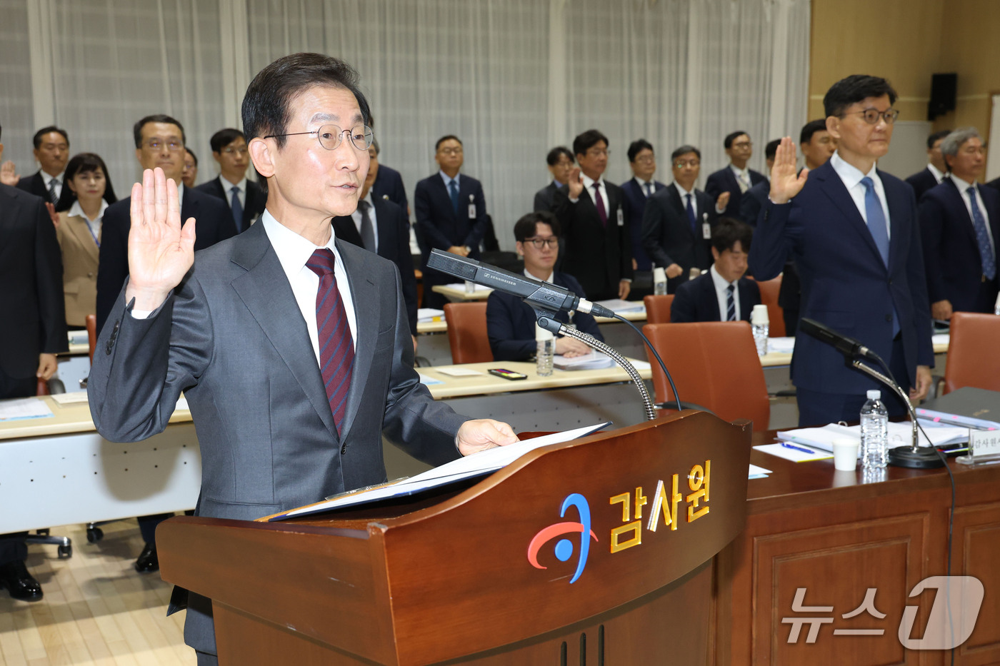 (서울=뉴스1) 이광호 기자 = 김호철 감사원장이 12일 오전 서울 종로구 감사원에서 열린 국회 법제사법위원회의 감사원에 대한 국정감사에서 선서를 하고 있다.  2026.10.12 …