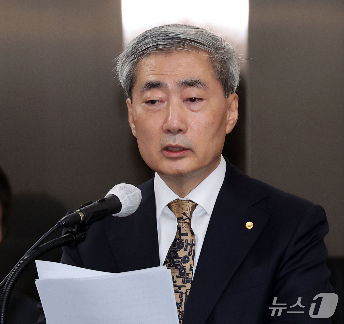 (서울=뉴스1) 박정호 기자 = 신현송 한국은행 총재가 12일 오전 서울시 중구 남대문로 한국은행에서 열린 국회 재정경제기획위원회의 한국은행 국정감사에서 현안보고를 하고 있다. ( …