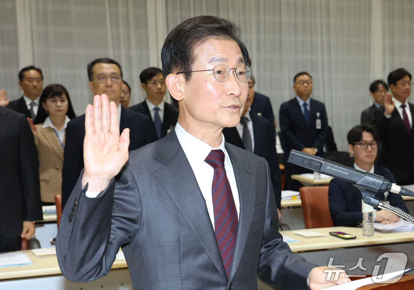 (서울=뉴스1) 이광호 기자 = 김호철 감사원장이 12일 오전 서울 종로구 감사원에서 열린 국회 법제사법위원회의 감사원에 대한 국정감사에서 선서를 하고 있다.  2026.10.12 …