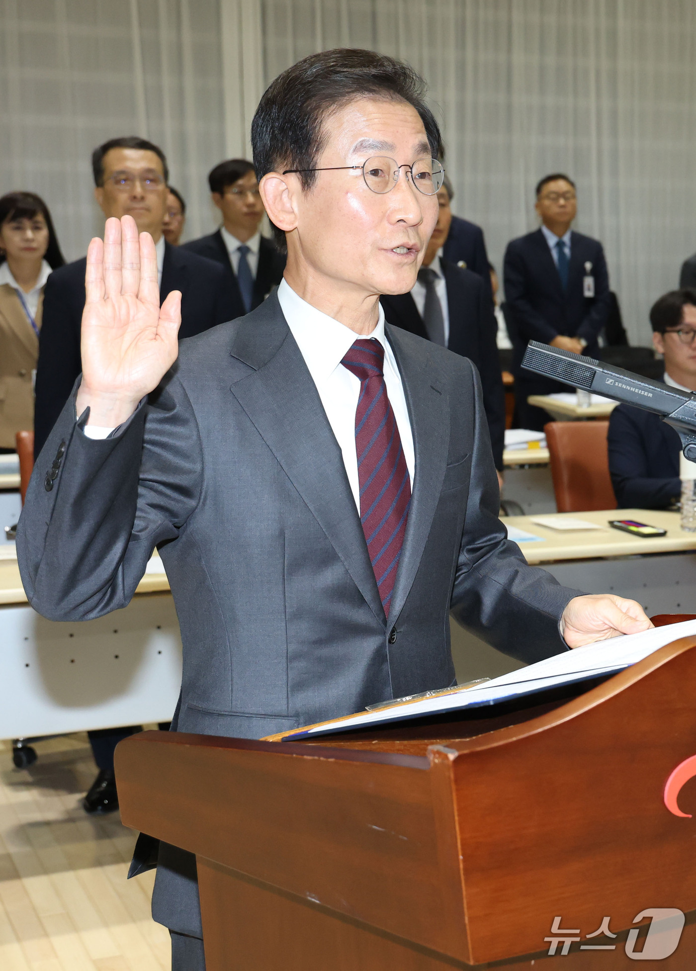 (서울=뉴스1) 이광호 기자 = 김호철 감사원장이 12일 오전 서울 종로구 감사원에서 열린 국회 법제사법위원회의 감사원에 대한 국정감사에서 선서를 하고 있다.  2026.10.12 …