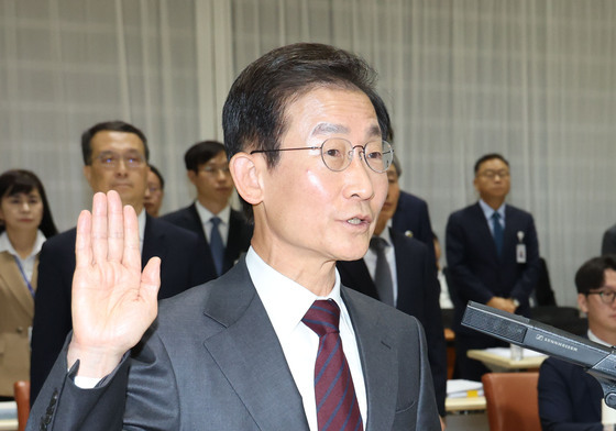 [국감] 선서하는 김호철 감사원장