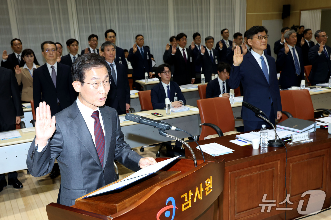 (서울=뉴스1) 이광호 기자 = 김호철 감사원장이 12일 오전 서울 종로구 감사원에서 열린 국회 법제사법위원회의 감사원에 대한 국정감사에서 선서를 하고 있다.  2026.10.12 …