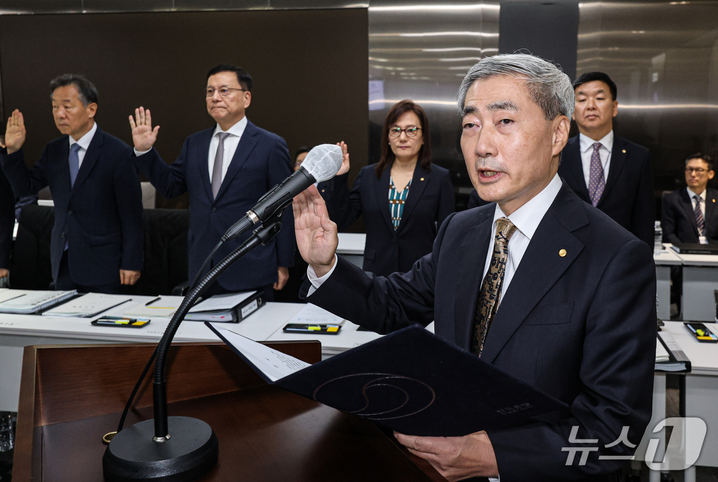 (서울=뉴스1) 박정호 기자 = 신현송 한국은행 총재가 12일 오전 서울시 중구 남대문로 한국은행에서 열린 국회 재정경제기획위원회의 한국은행 국정감사에서 증인 선서를 하고 있다. …