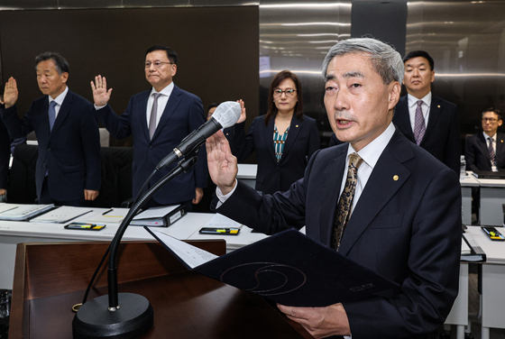 [국감] 선서하는 신현송 한국은행 총재