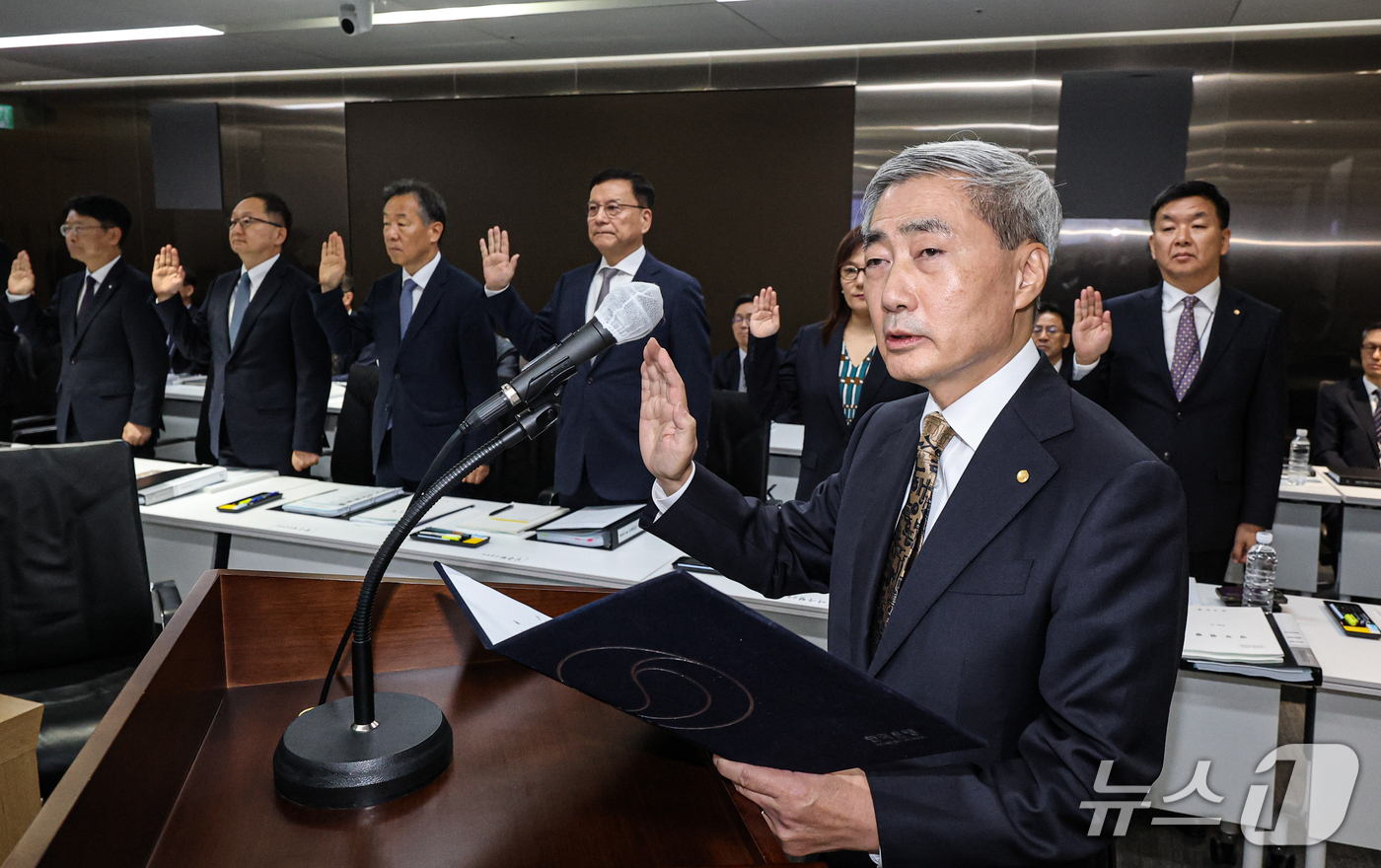 (서울=뉴스1) 박정호 기자 = 신현송 한국은행 총재가 12일 오전 서울시 중구 남대문로 한국은행에서 열린 국회 재정경제기획위원회의 한국은행 국정감사에서 증인 선서를 하고 있다. …