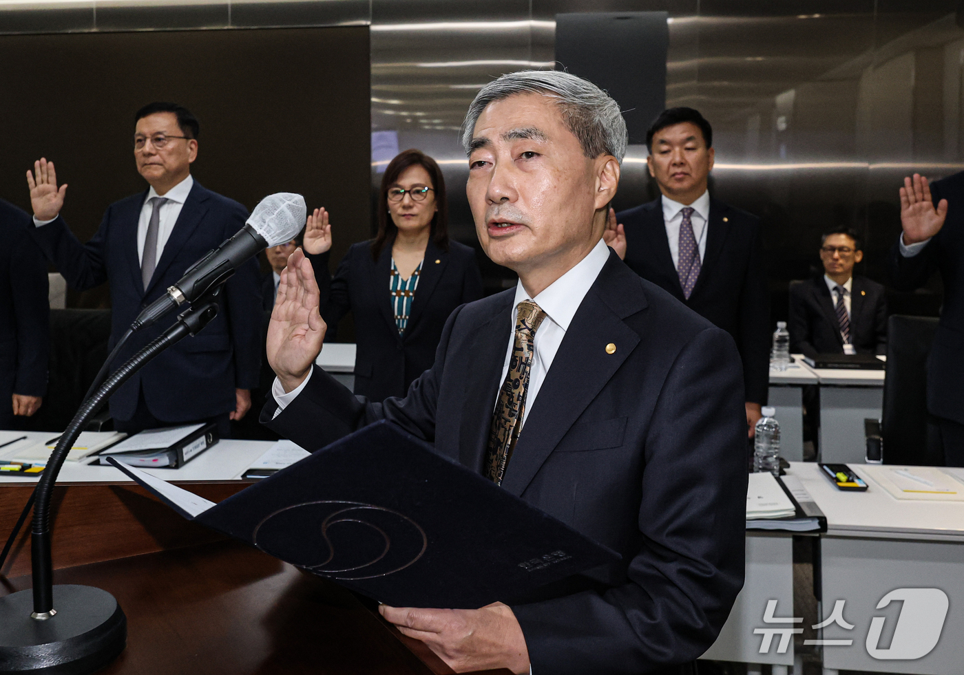 (서울=뉴스1) 박정호 기자 = 신현송 한국은행 총재가 12일 오전 서울시 중구 남대문로 한국은행에서 열린 국회 재정경제기획위원회의 한국은행 국정감사에서 증인 선서를 하고 있다. …