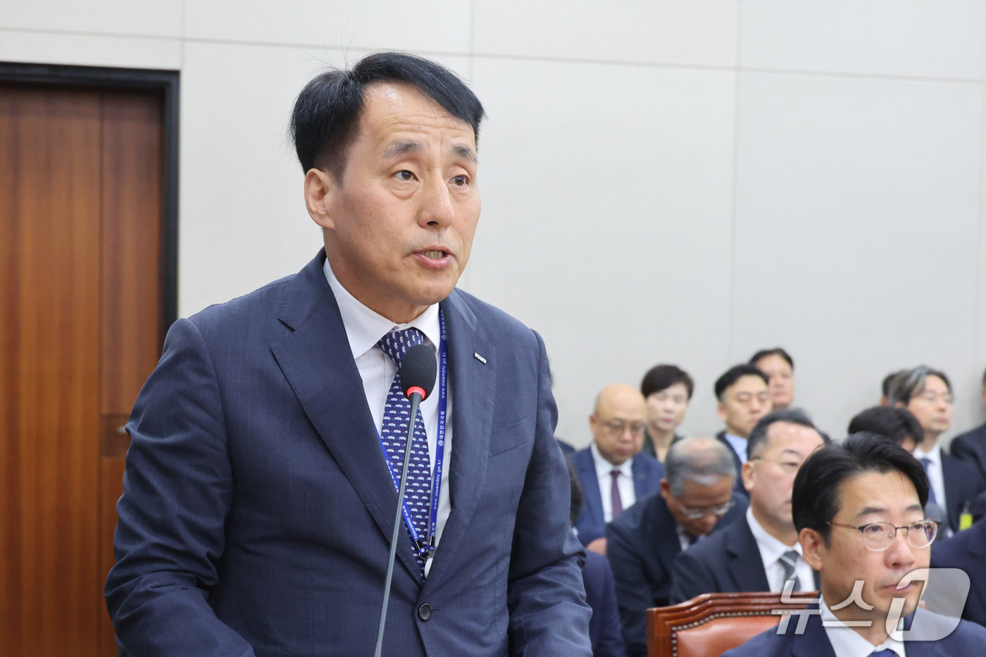 (서울=뉴스1) 신웅수 기자 = 장영진 한국무역보험공사 사장이 12일 서울 여의도 국회에서 열린 산업통상자원중소벤처기업위원회의 대한무역투자진흥공사 등에 대한 국정감사에서 업무보고를 …