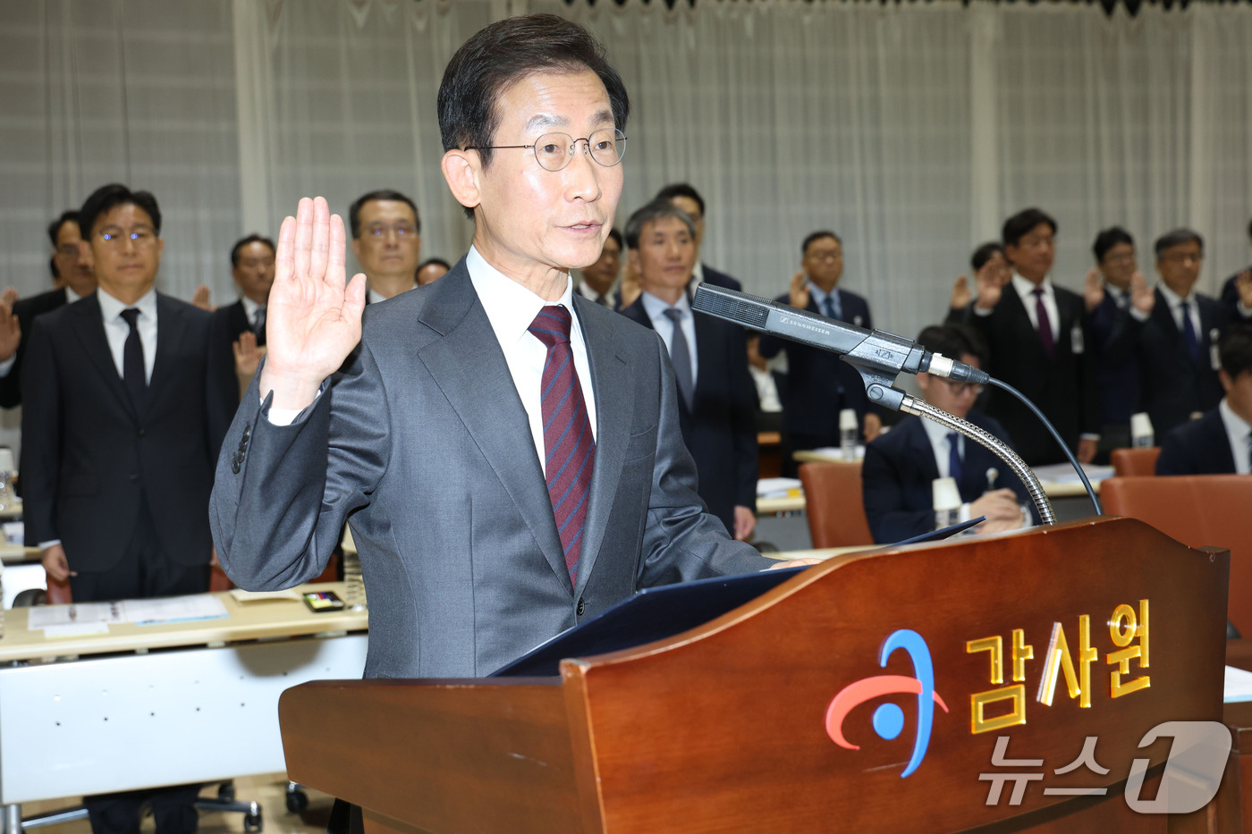 (서울=뉴스1) 이광호 기자 = 김호철 감사원장이 12일 오전 서울 종로구 감사원에서 열린 국회 법제사법위원회의 감사원에 대한 국정감사에서 선서를 하고 있다.  2026.10.12 …
