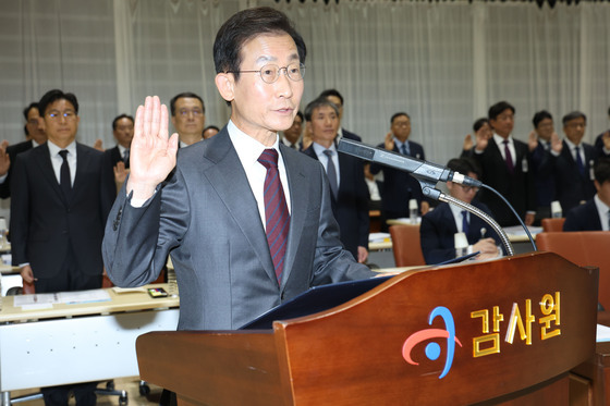 [국감] 선서하는 김호철 감사원장
