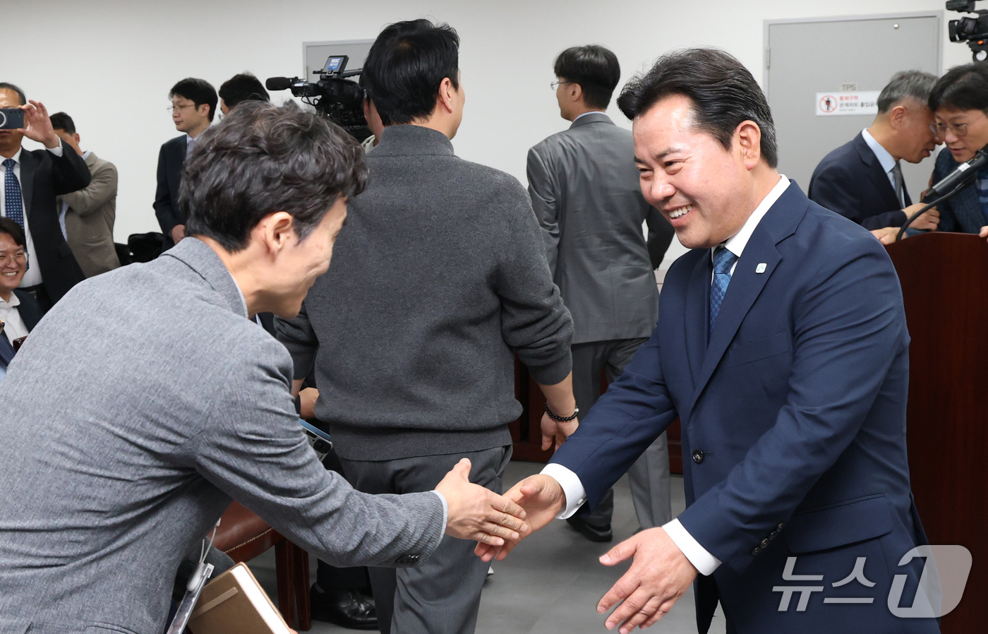 (세종=뉴스1) 김기남 기자 = 박정현 지방시대위원장이 12일 세종시 어진동 지방시대위원회에서 열린 취임식을 마친 뒤 직원들과 인사를 나누고 있다. 2026.10.12/뉴스1