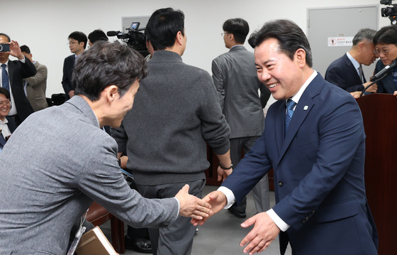 인사 나누는 신임 박정현 지방시대위원장