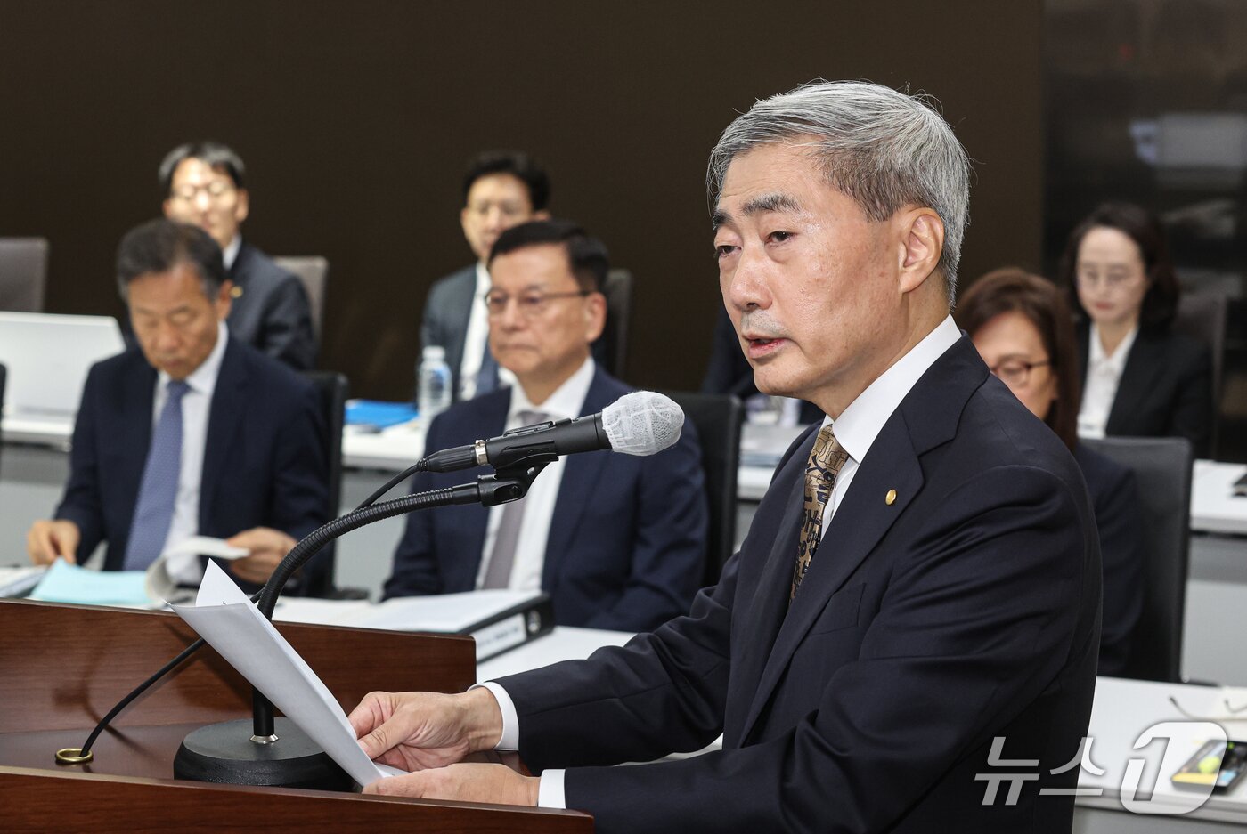 본문 이미지 - 신현송 한국은행 총재가 12일 오전 서울시 중구 남대문로 한국은행에서 열린 국회 재정경제기획위원회의 한국은행 국정감사에서 업무보고를 하고 있다. (공동취재) 2026.10.12 ⓒ 뉴스1 박정호 기자