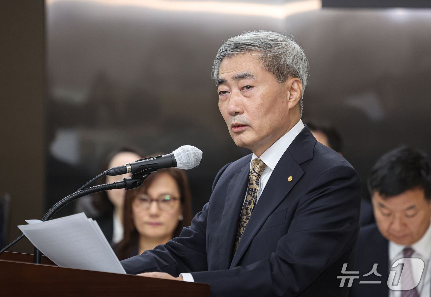 (서울=뉴스1) 박정호 기자 = 신현송 한국은행 총재가 12일 오전 서울시 중구 남대문로 한국은행에서 열린 국회 재정경제기획위원회의 한국은행 국정감사에서 업무보고를 하고 있다. ( …