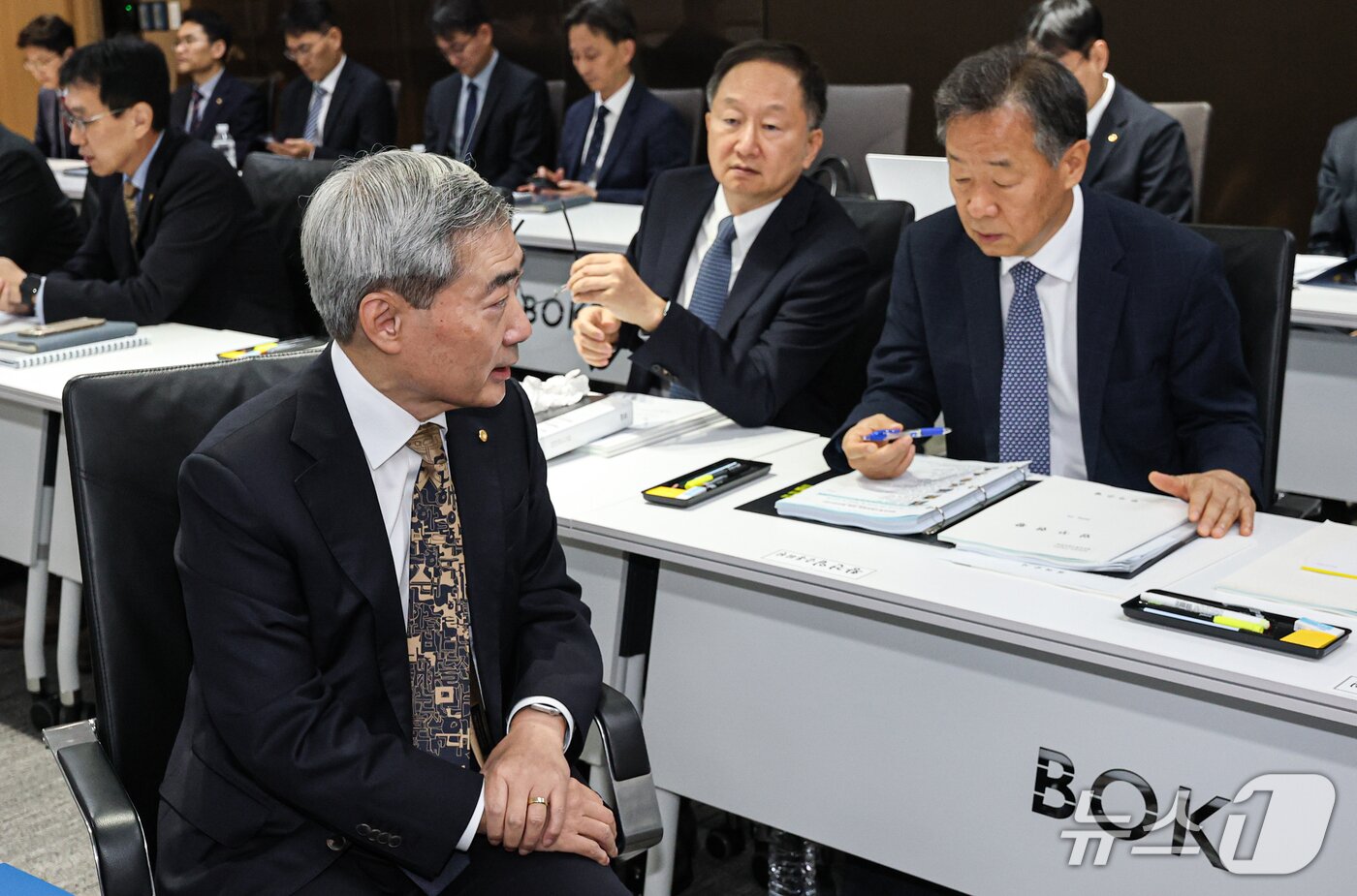 본문 이미지 - 신현송 한국은행 총재가 12일 오전 서울시 중구 남대문로 한국은행에서 열린 국회 재정경제기획위원회의 한국은행 국정감사에서 황건일 금융통화위원회 위원과 대화를 나누고 있다. (공동취재) 2026.10.12 ⓒ 뉴스1 박정호 기자