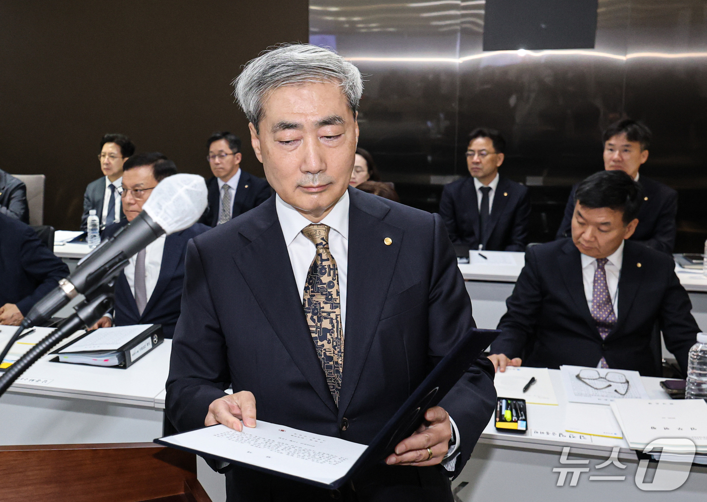 (서울=뉴스1) 박정호 기자 = 신현송 한국은행 총재가 12일 오전 서울시 중구 남대문로 한국은행에서 열린 국회 재정경제기획위원회의 한국은행 국정감사에서 증인 선서를 위해 이동하고 …