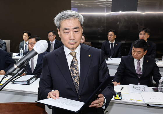 [국감] 증인 선서 이동하는 신현송 총재
