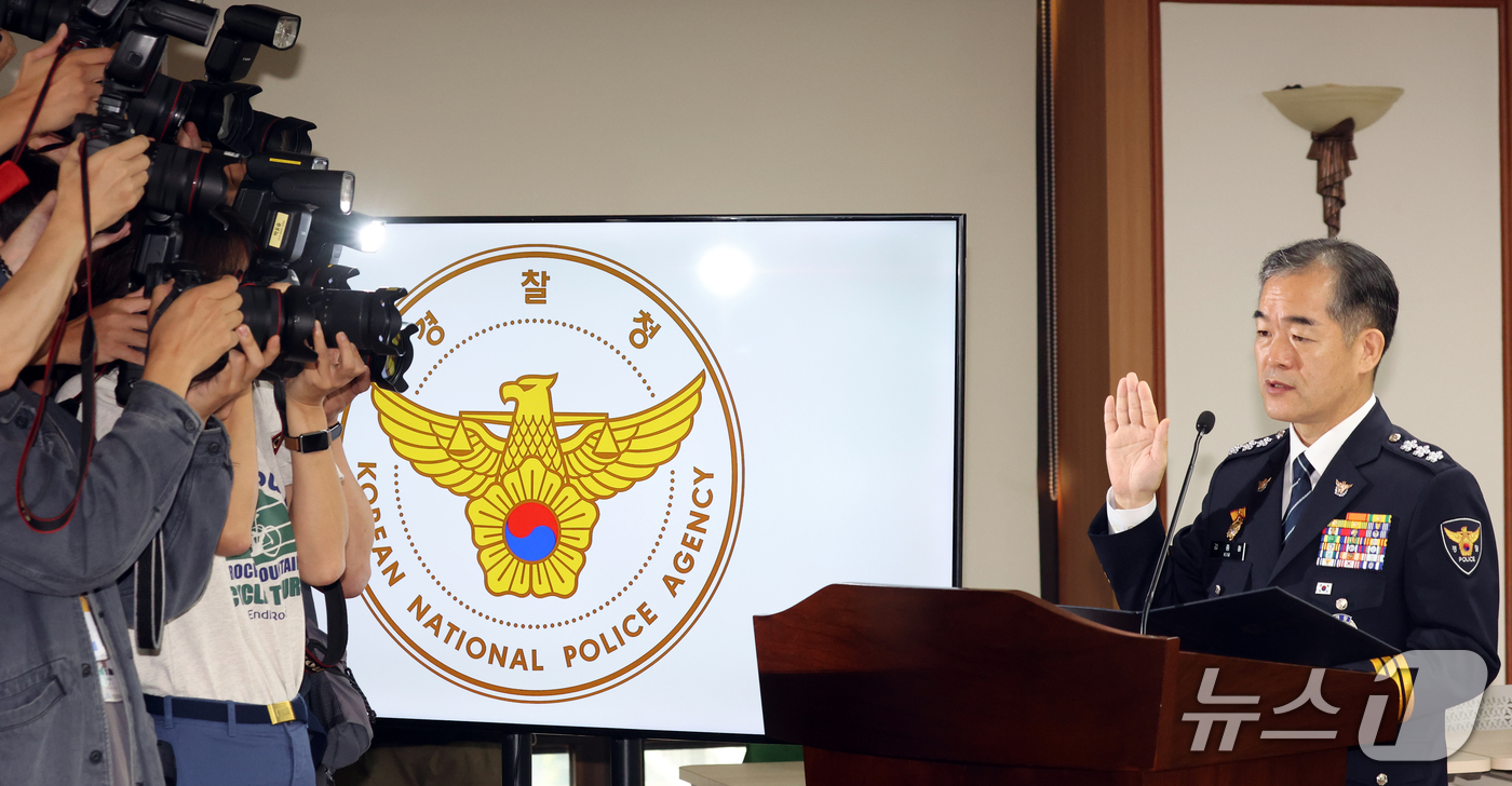 (서울=뉴스1) 김명섭 기자 = 김종철 경찰청장 직무대행이 12일 서울 서대문구 경찰청에서 열린 국정감사에서 선서를 하고 있다.  2026.10.12/뉴스1