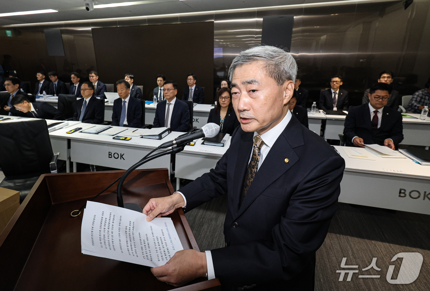 (서울=뉴스1) 박정호 기자 = 신현송 한국은행 총재가 12일 오전 서울시 중구 남대문로 한국은행에서 열린 국회 재정경제기획위원회의 한국은행 국정감사에서 업무보고를 하고 있다. ( …