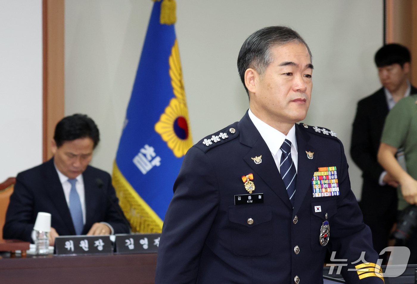 (서울=뉴스1) 김명섭 기자 = 김종철 경찰청장 직무대행이 12일 서울 서대문구 경찰청에서 열린 국정감사에서 선서문을 김영진 국회 행정안전위원장에게 전달하고 자리로 돌아가고 있다. …