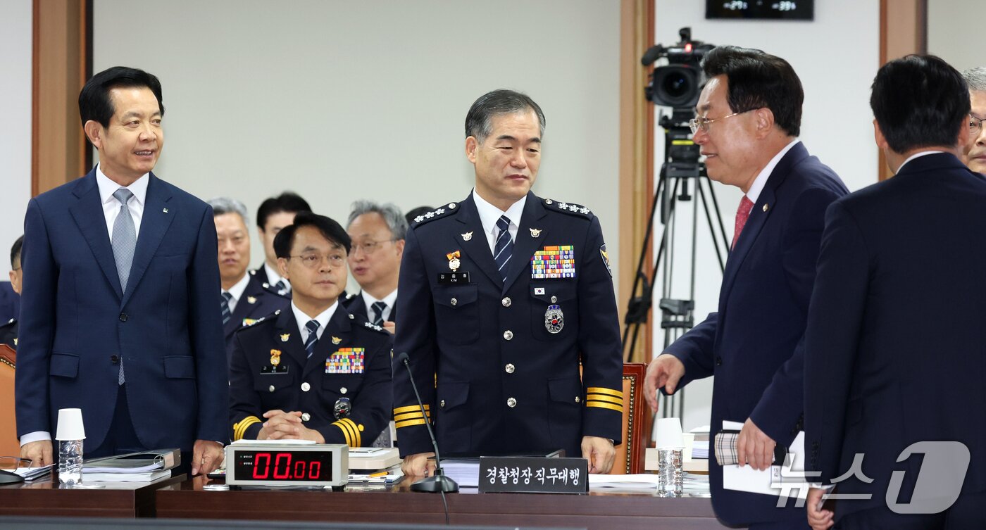 본문 이미지 - 김종철 경찰청장 직무대행이 12일 서울 서대문구 경찰청에서 열린 국정감사에서 국회 행정안전위원회 위원들과 인사를 하고 있다. 2026.10.12 ⓒ 뉴스1 김명섭 기자