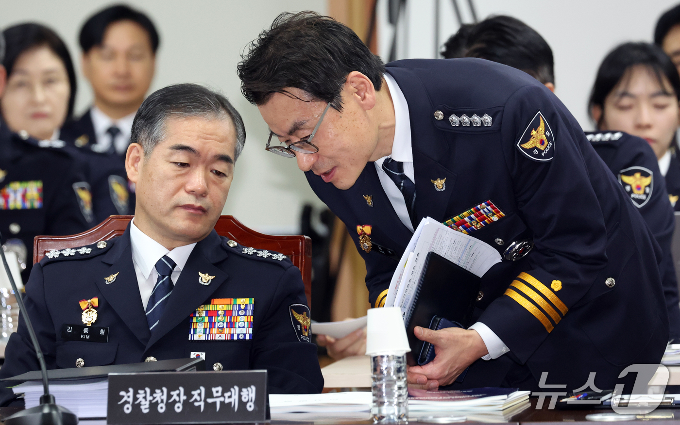 (서울=뉴스1) 김명섭 기자 = 김종철 경찰청장 직무대행이 12일 서울 서대문구 경찰청에서 열린 국정감사에서 보고를 받고 있다. 2026.10.12/뉴스1