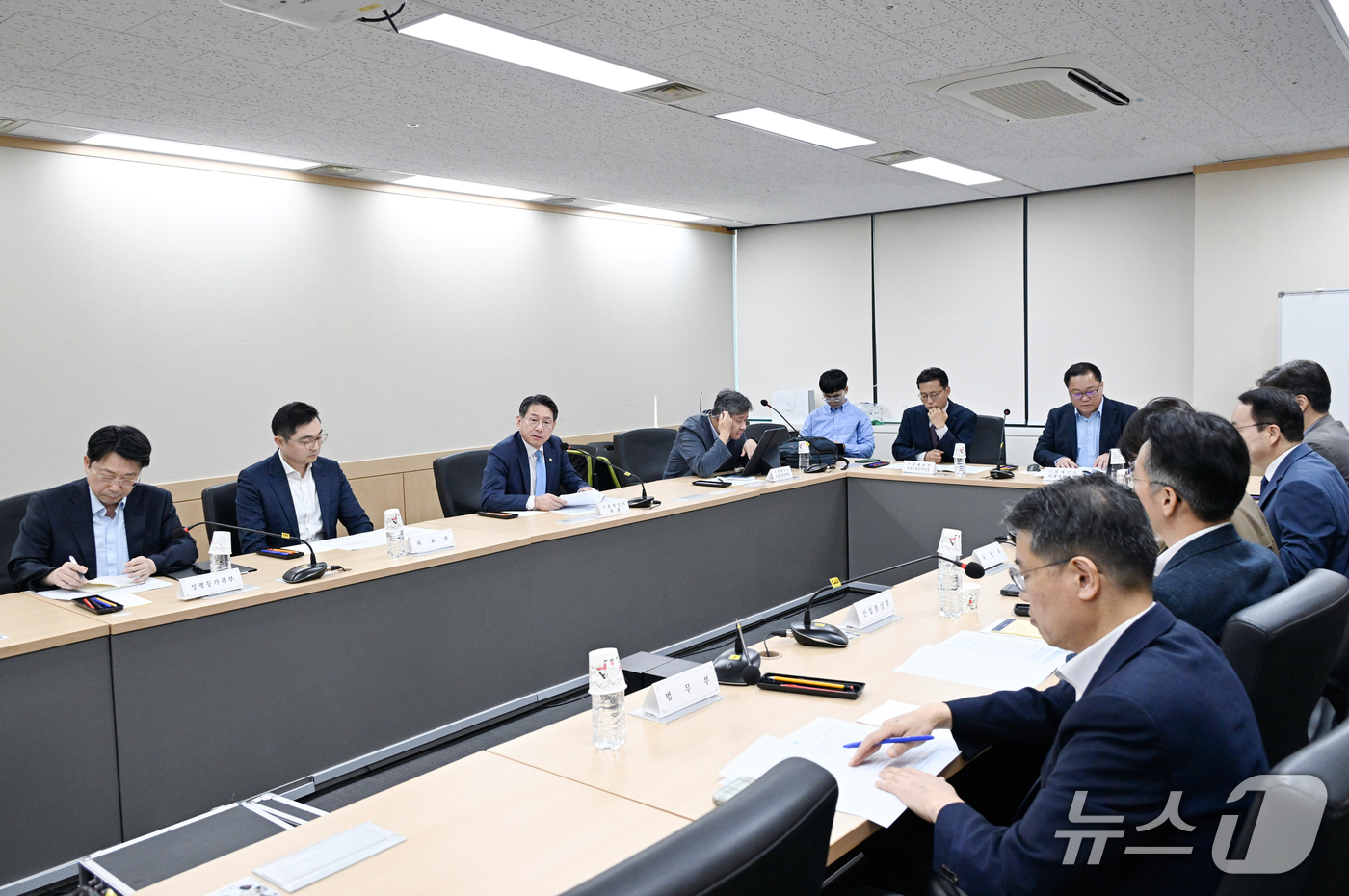 (서울=뉴스1) = 조용범 기획예산처 차관이 12일 오전 서울 종로구 정부서울청사에서 열린 '대한민국 2045 전략수립위원회 집행위원회 회의'를 주재, 모두발언을 하고 있다. (기 …