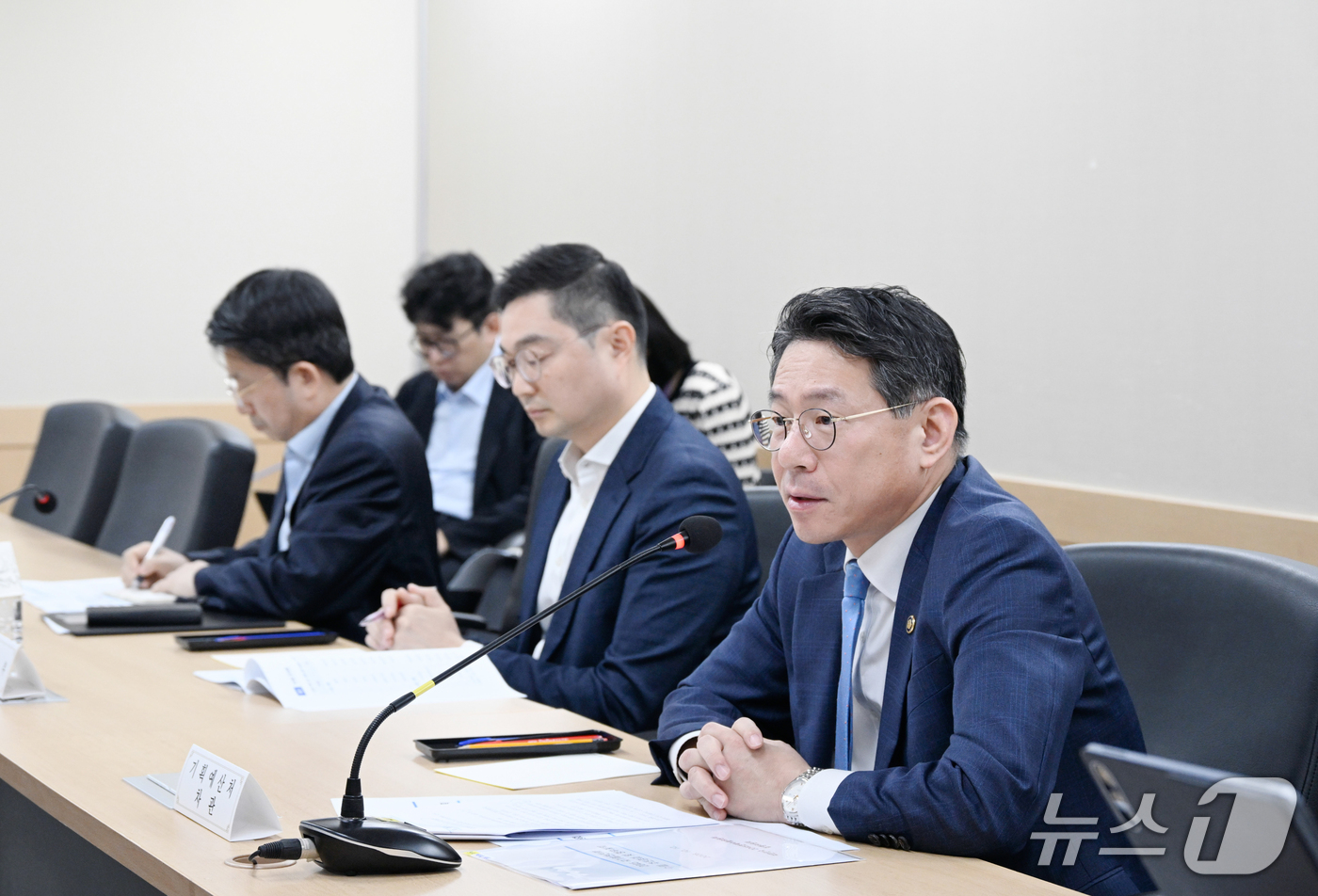 (서울=뉴스1) = 조용범 기획예산처 차관이 12일 오전 서울 종로구 정부서울청사에서 열린 '대한민국 2045 전략수립위원회 집행위원회 회의'를 주재, 모두발언을 하고 있다. (기 …