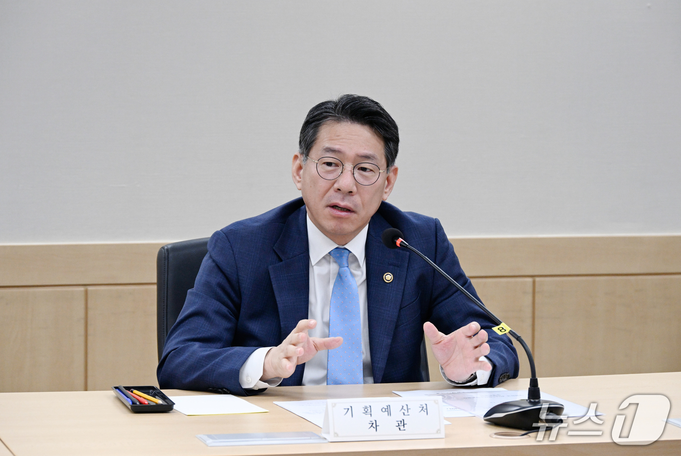 (서울=뉴스1) = 조용범 기획예산처 차관이 12일 오전 서울 종로구 정부서울청사에서 열린 '대한민국 2045 전략수립위원회 집행위원회 회의'를 주재, 모두발언을 하고 있다. (기 …