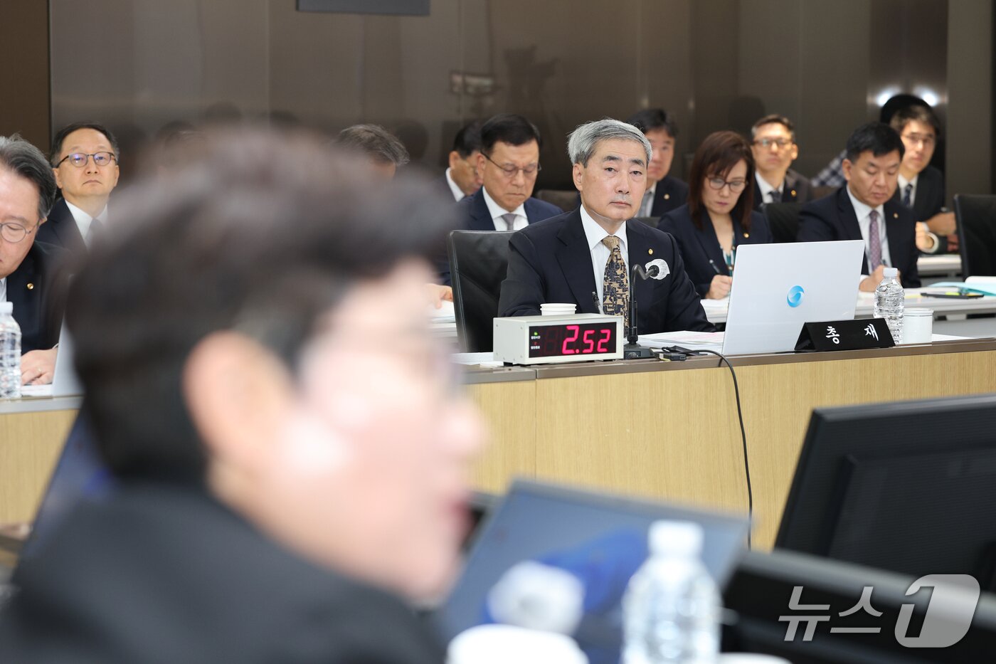 본문 이미지 - 신현송 한국은행 총재가 12일 오전 서울시 중구 남대문로 한국은행에서 열린 국회 재정경제기획위원회의 한국은행 국정감사에서 위원 질의를 듣고 있다. (공동취재) 2026.10.12 ⓒ 뉴스1 박정호 기자