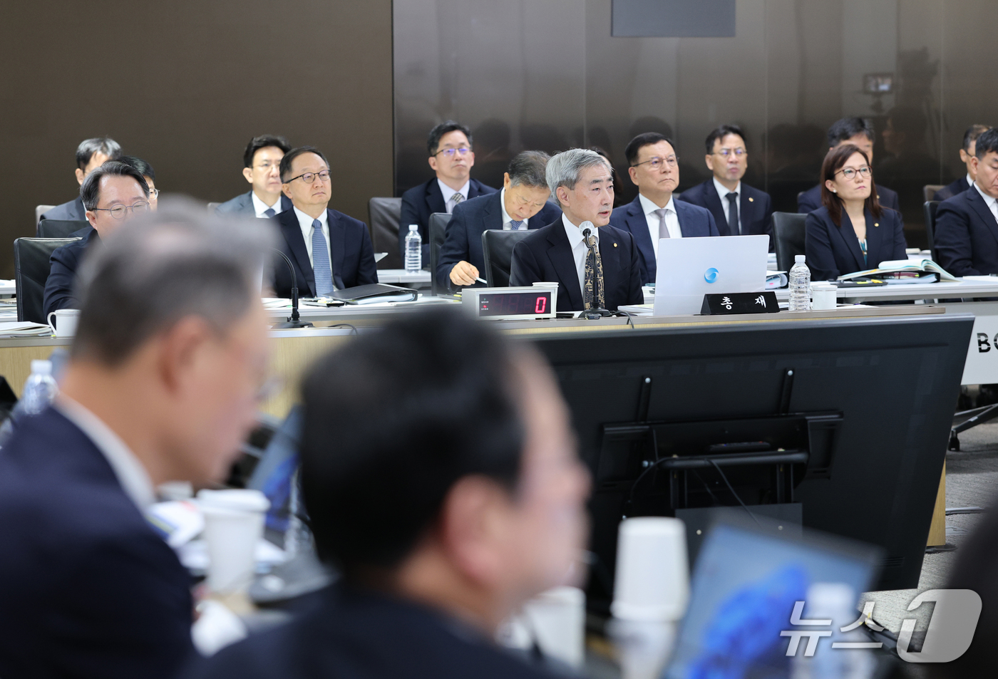 (서울=뉴스1) 박정호 기자 = 신현송 한국은행 총재가 12일 오전 서울시 중구 남대문로 한국은행에서 열린 국회 재정경제기획위원회의 한국은행 국정감사에서 위원 질의에 답하고 있다. …