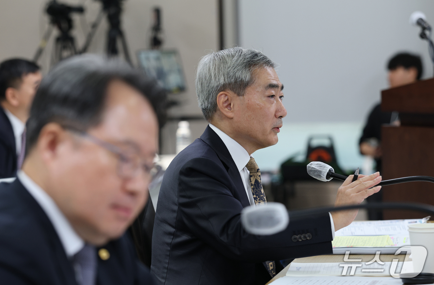 (서울=뉴스1) 박정호 기자 = 신현송 한국은행 총재가 12일 오전 서울시 중구 남대문로 한국은행에서 열린 국회 재정경제기획위원회의 한국은행 국정감사에서 위원 질의에 답하고 있다. …