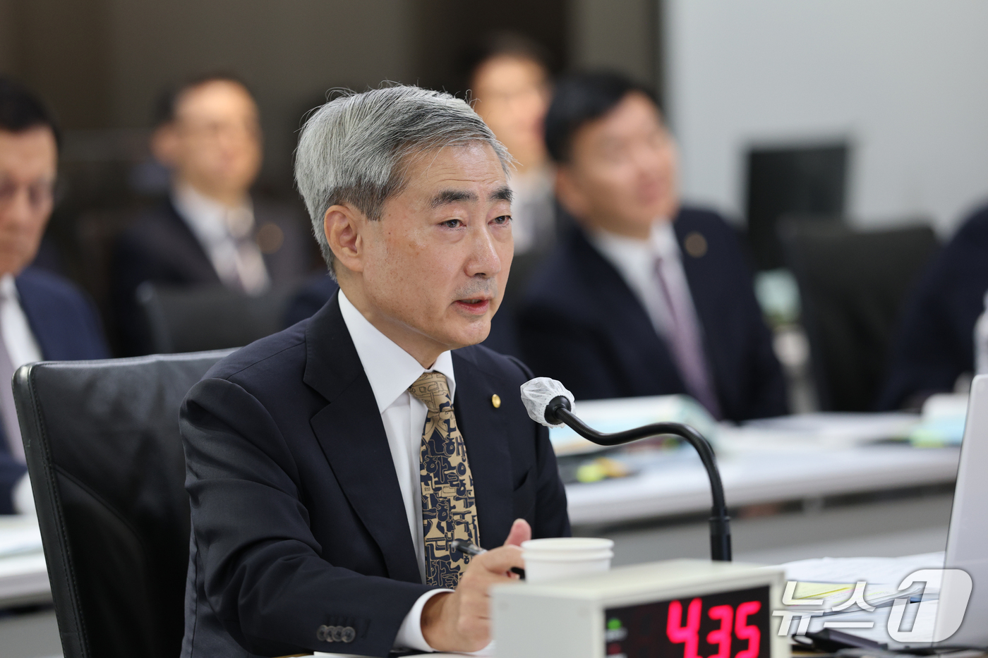 (서울=뉴스1) 박정호 기자 = 신현송 한국은행 총재가 12일 오전 서울시 중구 남대문로 한국은행에서 열린 국회 재정경제기획위원회의 한국은행 국정감사에서 위원 질의에 답하고 있다. …