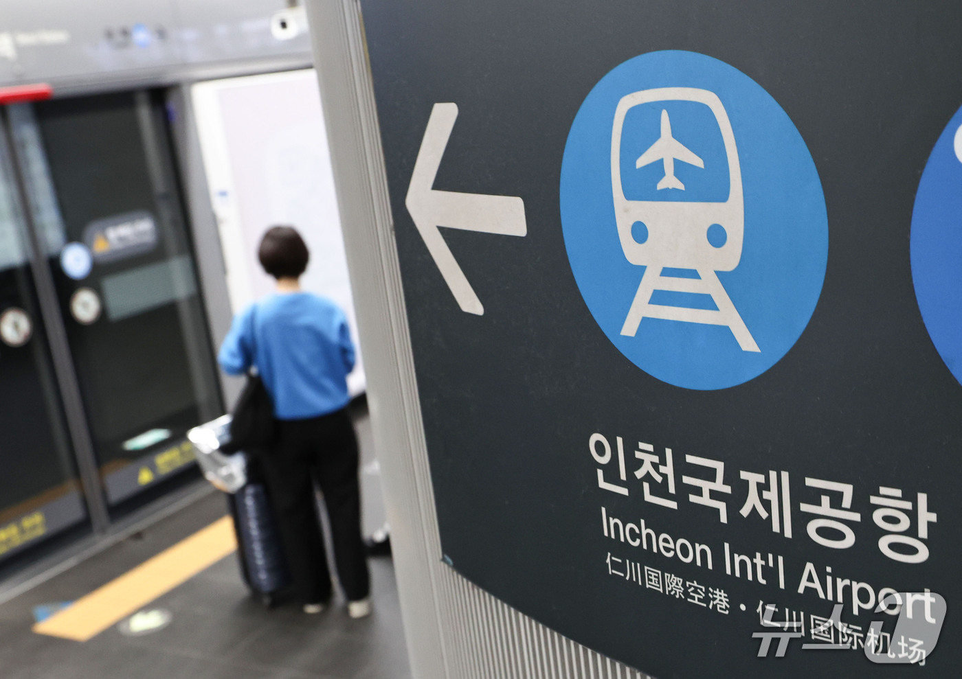 (서울=뉴스1) 이종수 기자 = 임금 및 단체협약 교섭을 둘러싼 갈등으로 공항철도노조가 12일부터 준법투쟁에 돌입했다. 사진은 이날 서울 중구 서울역 공항철도 승강장 모습. 202 …
