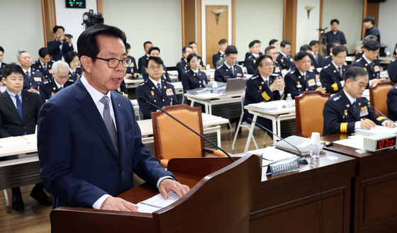 [국감] 국감에서 인사말하는 김희중 이사장