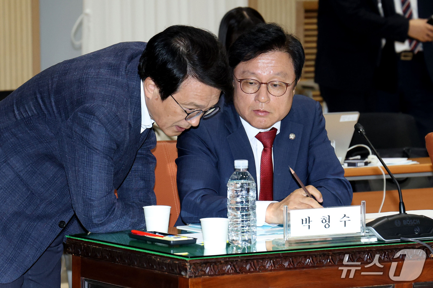 (서울=뉴스1) 이광호 기자 = 국회 법사위 여야 간사인 김의겸 더불어민주당 의원(왼쪽)과 박형수 국민의힘 의원이 12일 오전 서울 종로구 감사원에서 열린 국회 법제사법위원회의 감 …