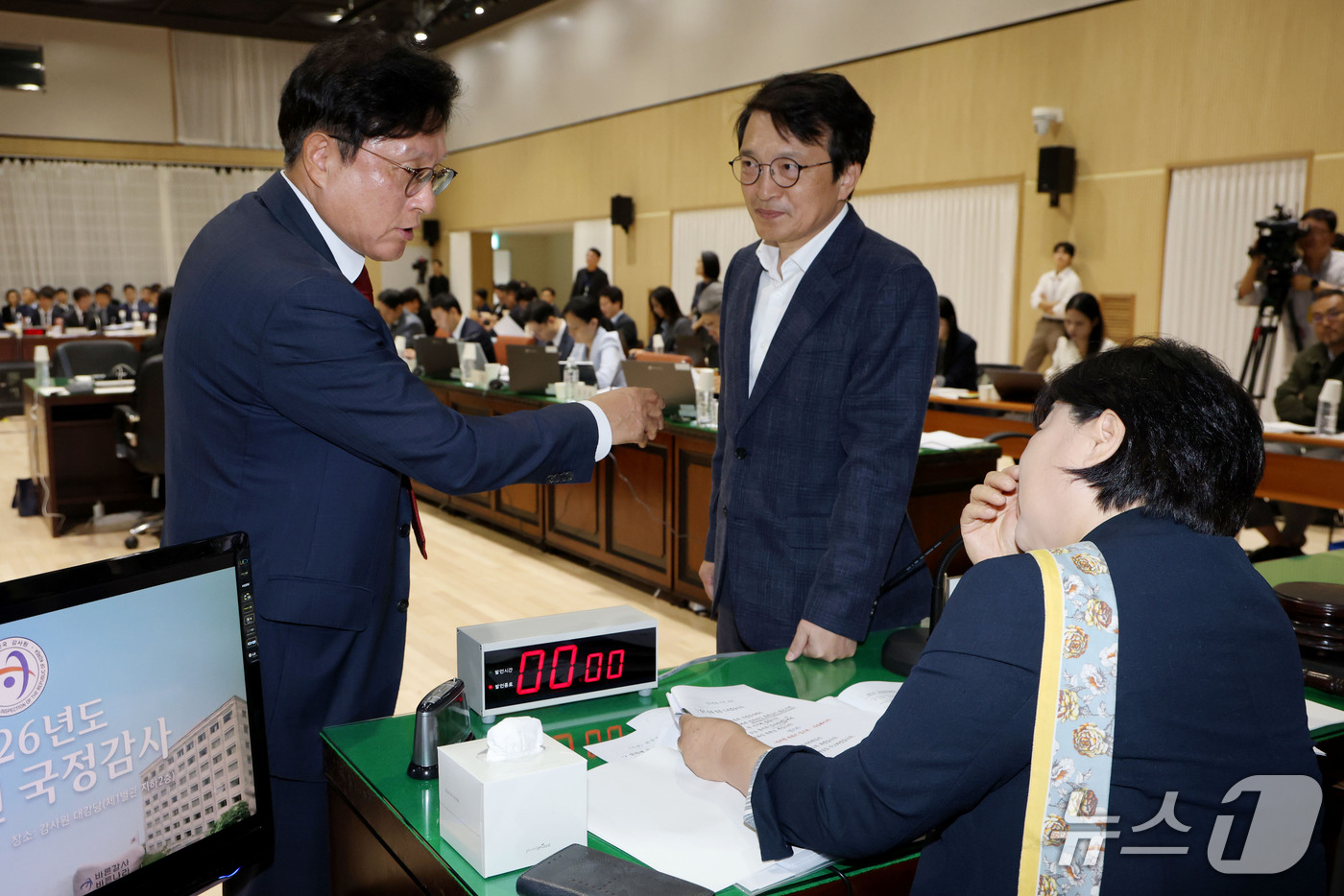 (서울=뉴스1) 이광호 기자 = 서영교 법사위원장과  여당 간사인 김의겸 더불어민주당 의원, 야당 간사인 박형수 국민의힘 의원이 12일 오전 서울 종로구 감사원에서 열린 국회 법제 …