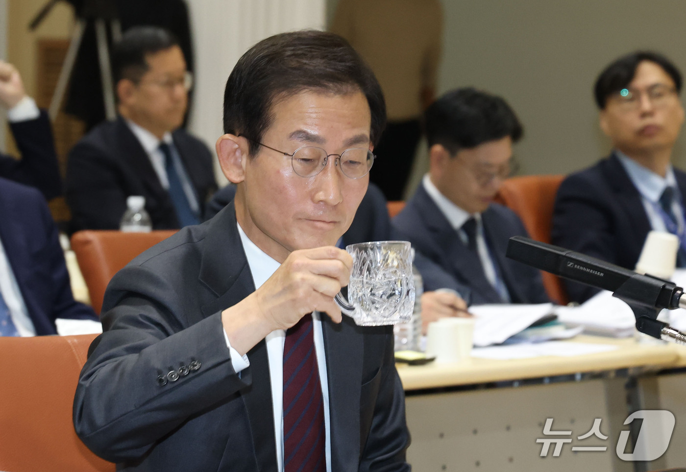 (서울=뉴스1) 이광호 기자 = 김호철 감사원장이 12일 오전 서울 종로구 감사원에서 열린 국회 법제사법위원회의 감사원에 대한 국정감사에서 물을 마시고 있다.   2026.10.1 …