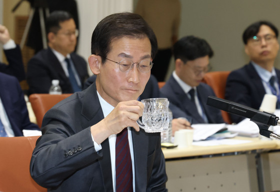 [국감] 물 마시는 김호철 감사원장