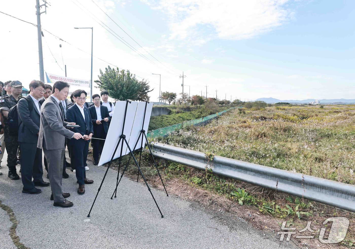 (서울=뉴스1) = 김정관 산업통상부 장관이 12일 서남권 반도체 산업단지 후보지인 광주 군공항을 방문하여 전남광주통합특별시, 공군, 한국토지주택공사, 한국전력공사, 한국수자원공사 …