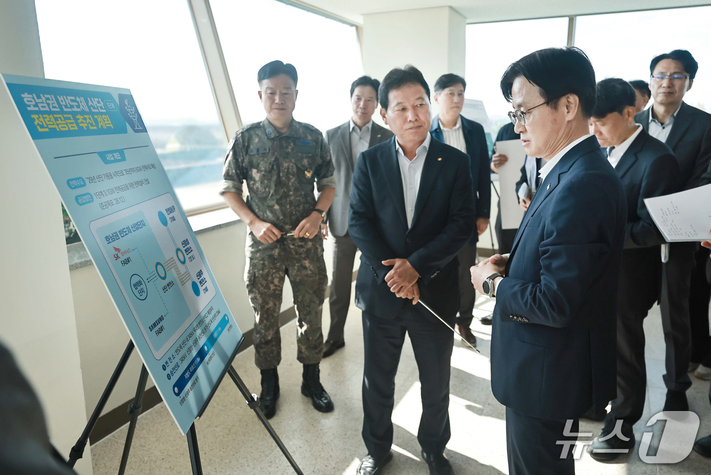 (서울=뉴스1) = 김정관 산업통상부 장관이 12일 서남권 반도체 산업단지 후보지인 광주 군공항을 방문하여 전남광주통합특별시, 공군, 한국토지주택공사, 한국전력공사, 한국수자원공사 …