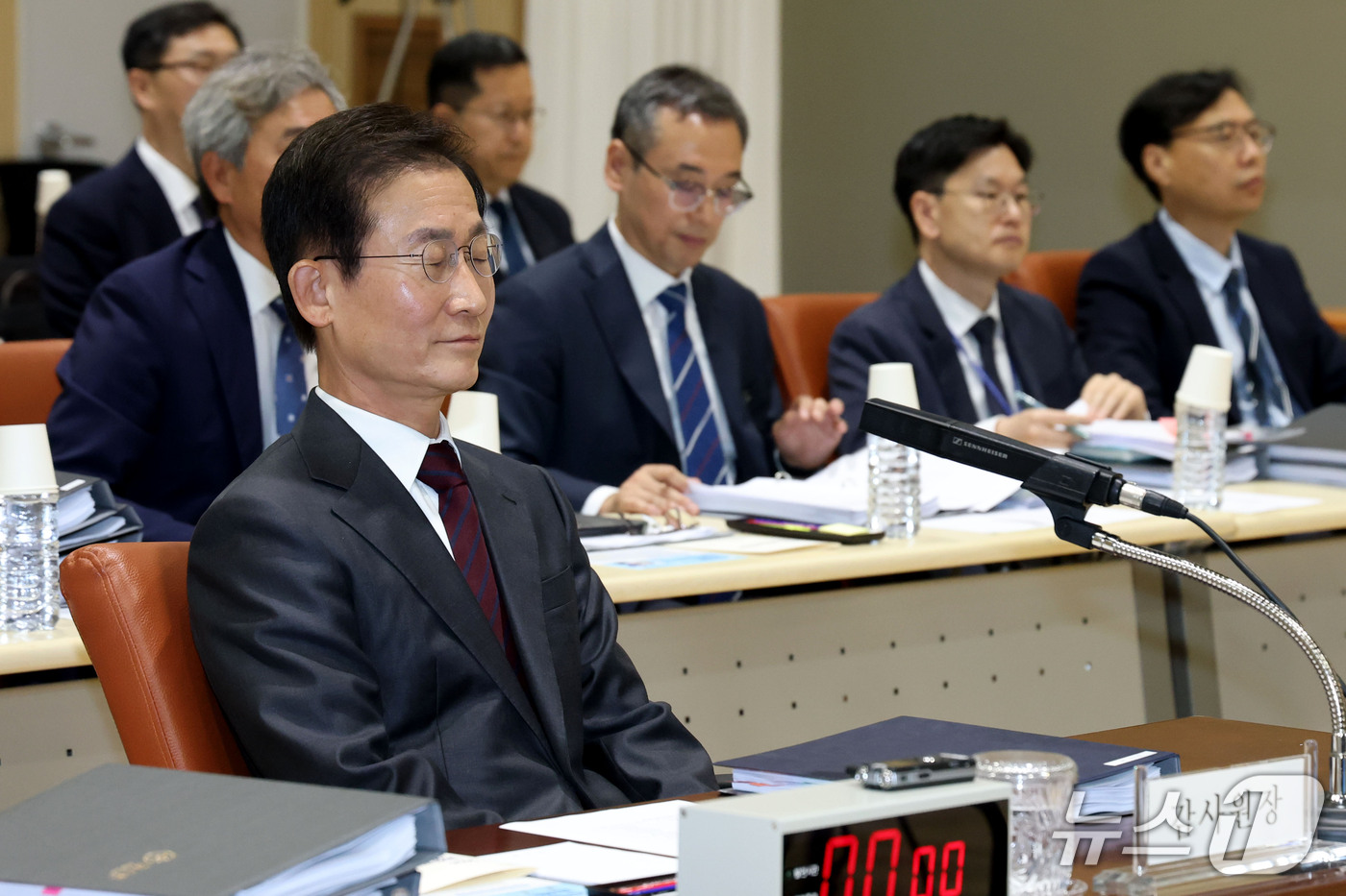 (서울=뉴스1) 이광호 기자 = 김호철 감사원장이  12일 오전 서울 종로구 감사원에서 열린 국회 법제사법위원회의 감사원에 대한 국정감사에 출석해 국감 시작을 기다리고 있다. …