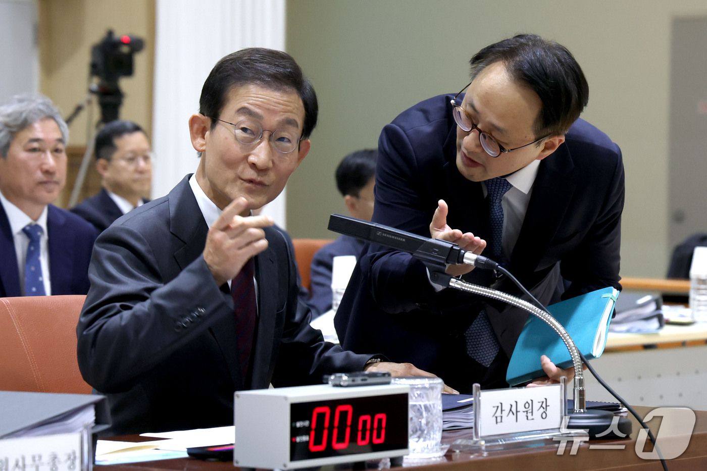 (서울=뉴스1) 이광호 기자 = 김호철 감사원장이  12일 오전 서울 종로구 감사원에서 열린 국회 법제사법위원회의 감사원에 대한 국정감사에 출석해 관계자와 대화하고 있다.   20 …