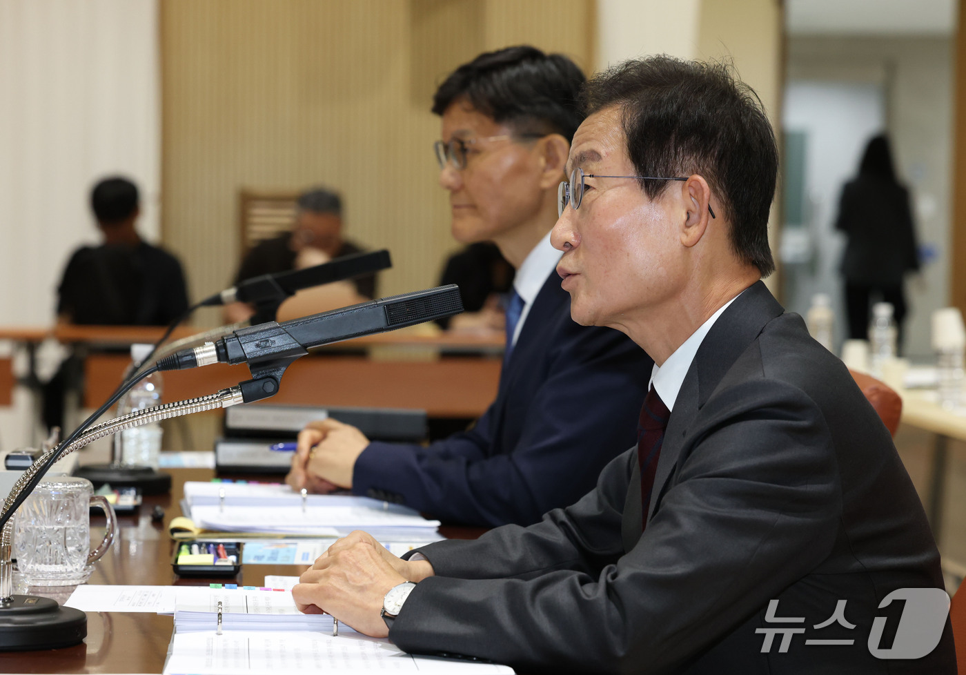 (서울=뉴스1) 이광호 기자 = 김호철 감사원장이 12일 오전 서울 종로구 감사원에서 열린 국회 법제사법위원회의 감사원에 대한 국정감사에 출석해 의원 질의에 답하고 있다.   20 …
