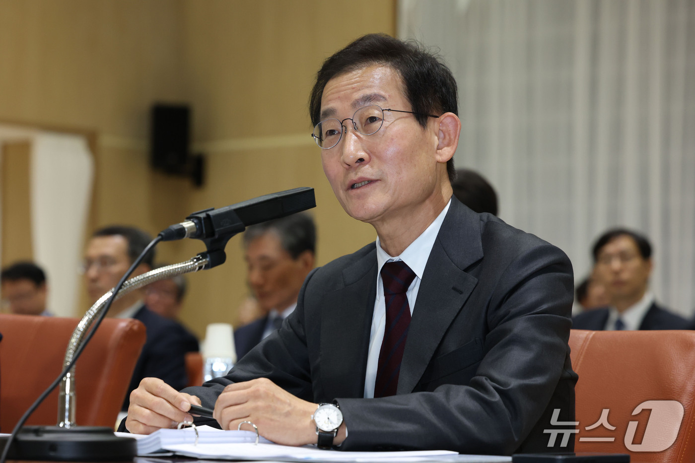 (서울=뉴스1) 이광호 기자 = 김호철 감사원장이 12일 오전 서울 종로구 감사원에서 열린 국회 법제사법위원회의 감사원에 대한 국정감사에 출석해 의원 질의에 답하고 있다.   20 …