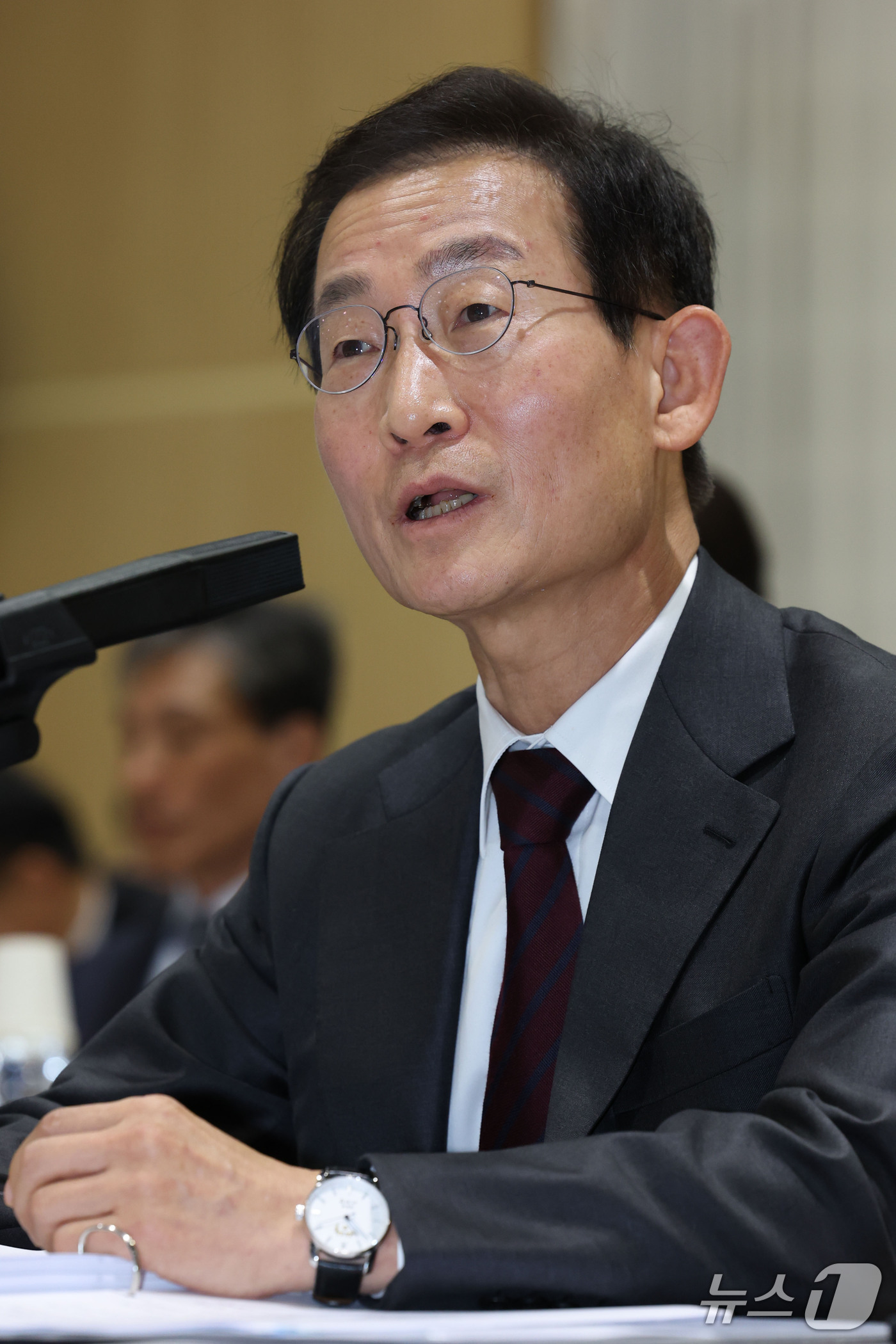 (서울=뉴스1) 이광호 기자 = 김호철 감사원장이 12일 오전 서울 종로구 감사원에서 열린 국회 법제사법위원회의 감사원에 대한 국정감사에 출석해 의원 질의에 답하고 있다.   20 …