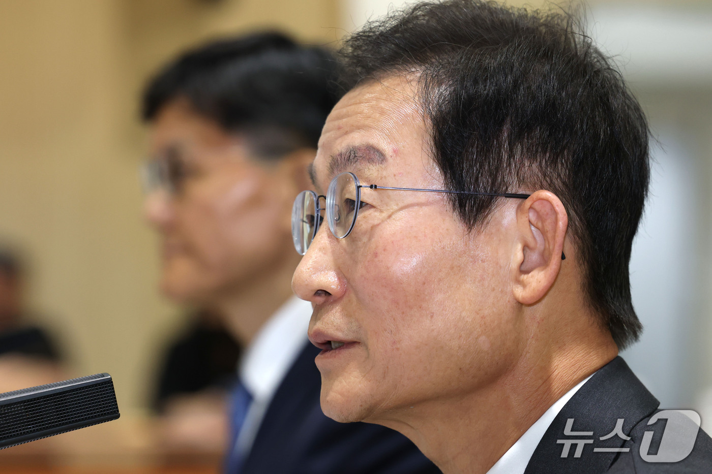 (서울=뉴스1) 이광호 기자 = 김호철 감사원장이 12일 오전 서울 종로구 감사원에서 열린 국회 법제사법위원회의 감사원에 대한 국정감사에 출석해 의원 질의에 답하고 있다.   20 …