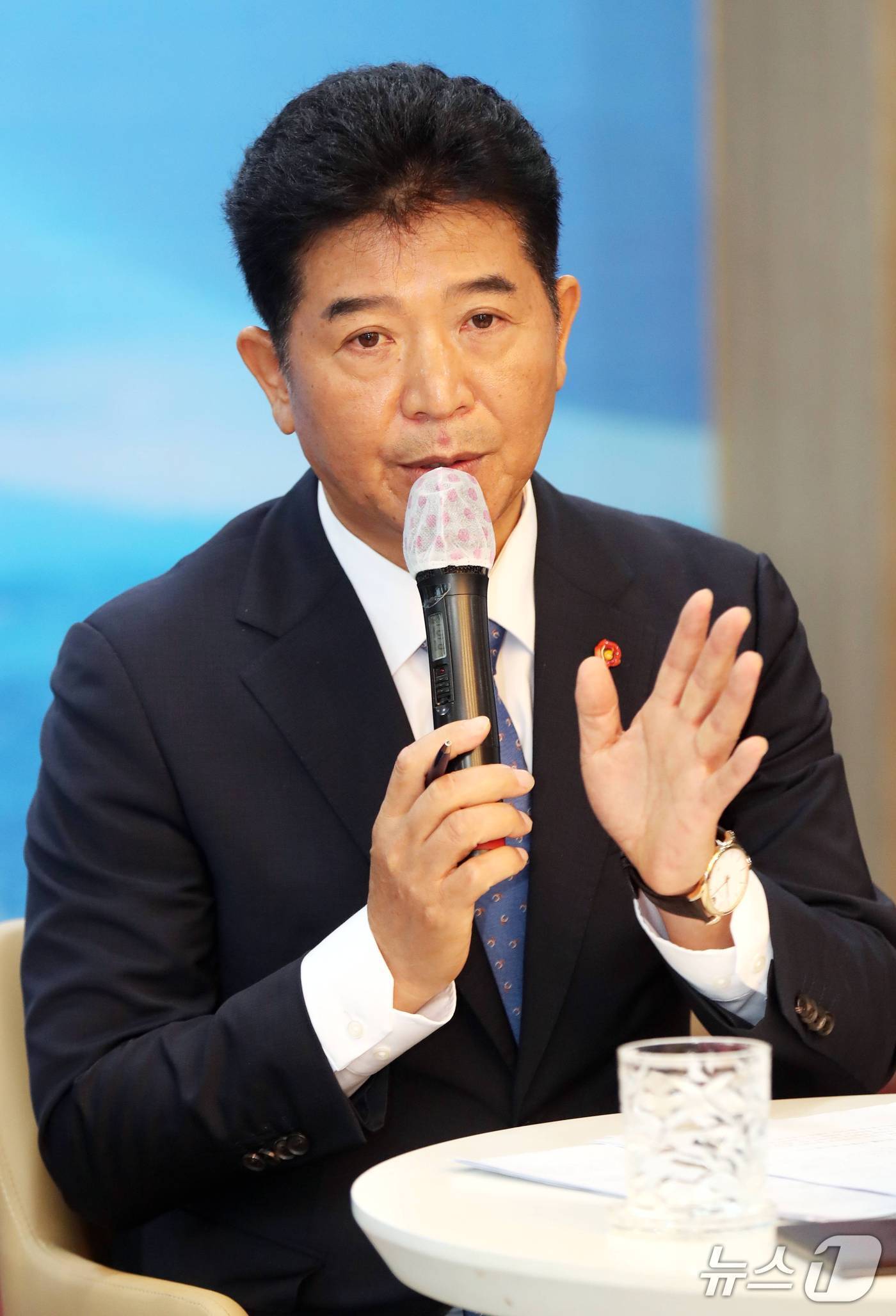 본문 이미지 - 송영훈 제주도의회 의장이 12일 오전 제주도의회 도민카페에서 제13대 제주도의회 출범 100일 기념 기자회견을 하고 있다.(제주도의회 제공. 재판매 및 DB 금지)